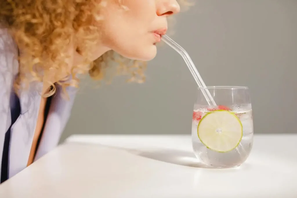 Drink lemon water without damaging teeth